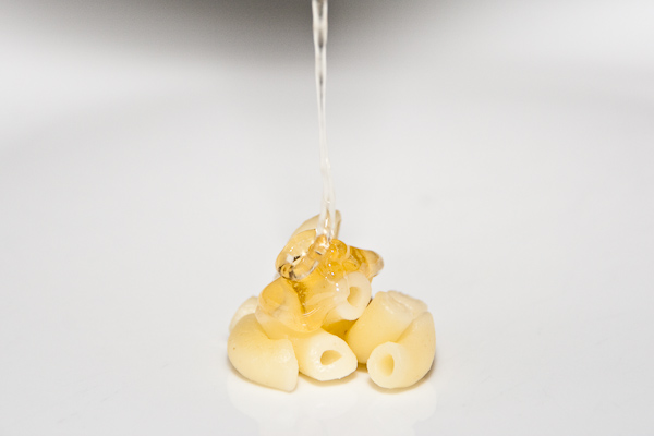 Macaroni covered in honey