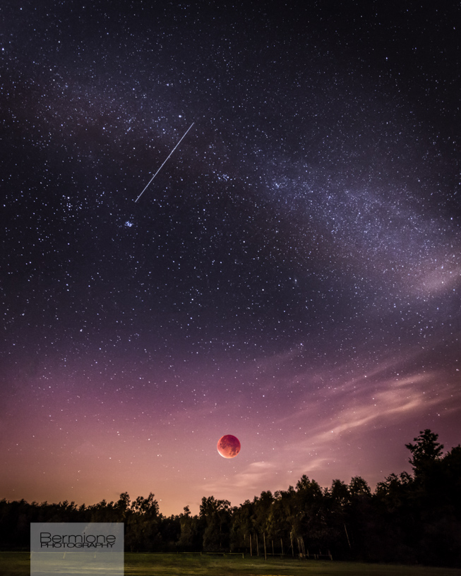 Melkweg boven de Superbloedmaan